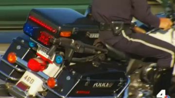 El LAPD realiza una búsqueda desde ayer en el Sur de la ciudad por una escopeta de alto calibre que se cayó de una patrulla motorizada.