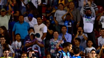 Jugadores del Querétaro  festejan la notación con la que vencieron a Pachuca en la Corregidora.