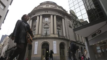 El índice Merval de la Bolsa de Buenos Aires cerró ayer con un alza del 1,6% pese a las malas noticias desde Nueva York .