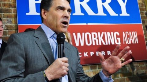 El gobernador republicano Rick Perry gastará millones del presupuesto de Texas para reforzar la vigilancia en la frontera.