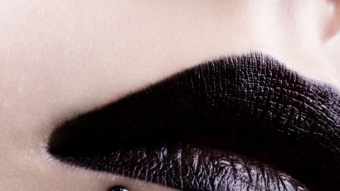 No te alarmes demasiado si de un día para el otro, tu hija adolescente decide cambiar su brillito rosa, por un labial negro y un piercing que haga juego.
