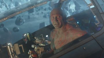 Rocket Racoon (voz de Bradley Cooper) y Drax (Dave Bautista) en una escena de 'Guardians of the Galaxy'.
