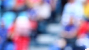 Mariano Pavone, de Cruz Azul, controla el balón ante la presión de un jugador de Veracruz en el partido de ayer.