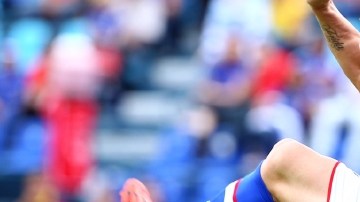 Mariano Pavone, de Cruz Azul, controla el balón ante la presión de un jugador de Veracruz en el partido de ayer.