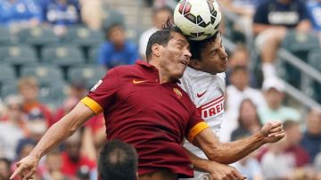 Marco Borriello, (izq), de la Roma, disputa el balón con Andrea Ranocchia, del Inter de Milán, en la Copa de Campeones Internacional, ayer en Filadelfia.