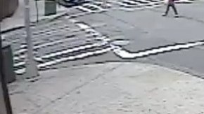 El suceso fue captado por una cámara de vigilancia, y el sospechoso fue descrito como un hombre afroamericano de entre 20 a 30 años.