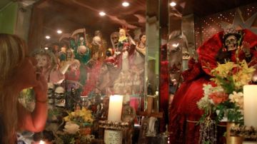 Arely González en su santuario se prepara para 'La Celebración de la Santísima Muerte', una actividad a realizarse el próximo 9 de agosto en Queens.