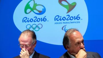 El presidente del Comité Olímpico Brasileño (COB) y del Comité Organizador de los Juegos, Carlos Arthur Nuzman (i), y el gobernador de Río de Janeiro, Luiz Pezao.