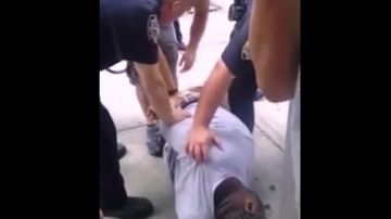 Eric Garner cuando era arrestado por la policía.