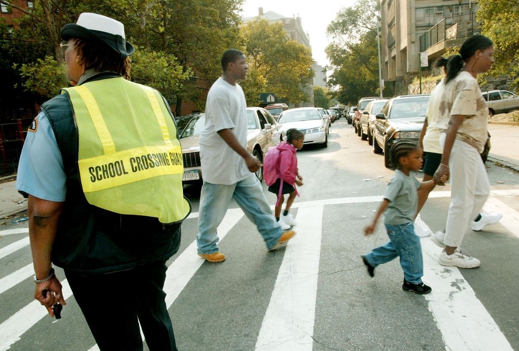 Muchos guardias que ayudan a los niños a cruzar la calles son objeto de amenazas verbales o físicas por partes de los conductores.