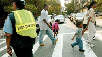 Muchos guardias que ayudan a los niños a cruzar la calles son objeto de amenazas verbales o físicas por partes de los conductores.