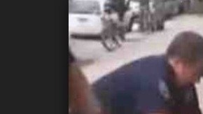 Pantaleo se ve en imágenes de un video aplicando una llave de estrangulamiento a Garner