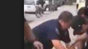 Pantaleo se ve en imágenes de un video aplicando una llave de estrangulamiento a Garner