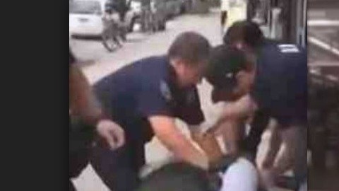 Pantaleo se ve en imágenes de un video aplicando una llave de estrangulamiento a Garner
