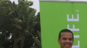 El ex alcalde de Los Ángeles Antonio  Villaraigosa (izq.) con la playera de Herbalife en un evento público.