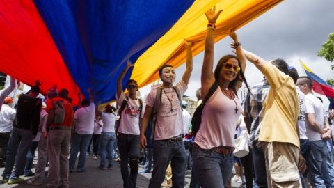 Estudiantes y simpatizantes de la oposición durante una marcha en Chacaito.