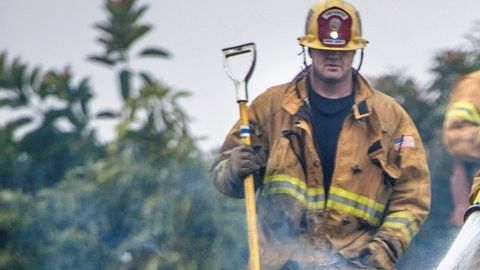 Mas de 30 bomberos asistieron al lugar y se utilizó equipo pesado para dar vuelta a los promontories de basura en busca de potenciales focos de incendio.