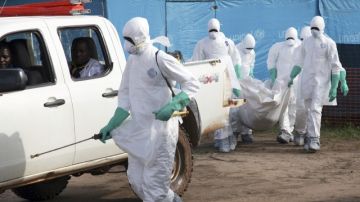 Agentes de salud en Liberia trasladan el cuerpo de una mujer que murió a causa del virus.