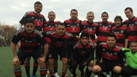 El equipo TNT afiliado a la Liga Estudiantil. Humberto Peña (al centro de pie) es el número 20 en este plantel de primera división.