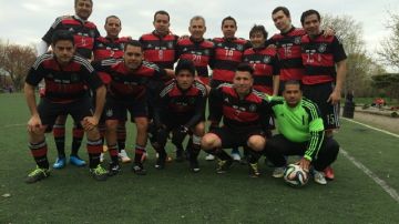 El equipo TNT afiliado a la Liga Estudiantil. Humberto Peña (al centro de pie) es el número 20 en este plantel de primera división.