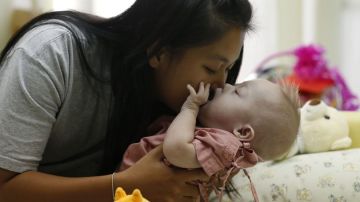 La tailandesa Pattaramon Chanbua se hace cargo del bebé abandonado por los padres biológicos.