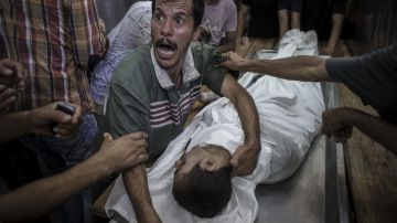 Un hombre lamenta la muerte de su hijo durante los ataques en la Franja de Gaza.