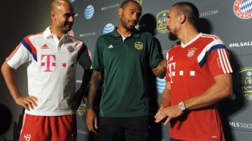El  técnico del Bayern, Pep Guardiola (i), junto a Thierry Henry (c) y   Franck Ribery.