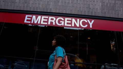 El paciente permanece en aislamiento como medida de precaución y bajo evaluación en un hospital.