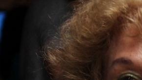 Toñita posando con sus peculiares anillos de animales.