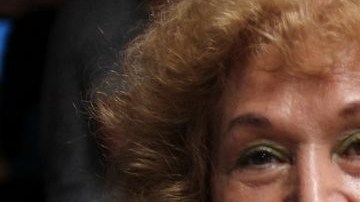 Toñita posando con sus peculiares anillos de animales.