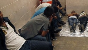 Estafadores llaman a familias de niños migrantes cuando estos aun están bajo custodia de las autoridades.