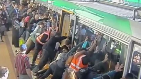 Los pasajeros inclinaron el vagón con toda su fuerza.