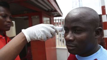 La temperatura de las personas en Liberia se toma con un termómetro que evita el contacto directo con la piel para impedir el contagio de ébola.