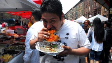 Jorge Almanzo disfruta una torta durante el Festival 5 de Mayo en El Barrio. Los inmigrantes de origen mexicano son los más afectados por la diabetes tipo 2 en EEUU.