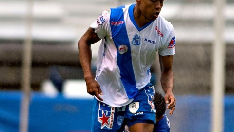Marlon Pabón deja en el camino a un jugador del Celaya, ayer en acción del Grupo 5.