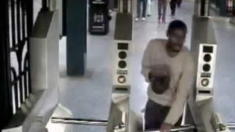 Una imagen del hombre huyendo fue captada por una cámara de vigilancia del metro.