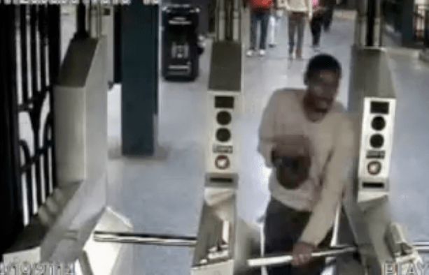 Una imagen del hombre huyendo fue captada por una cámara de vigilancia del metro.
