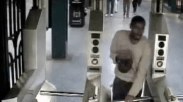 Una imagen del hombre huyendo fue captada por una cámara de vigilancia del metro.