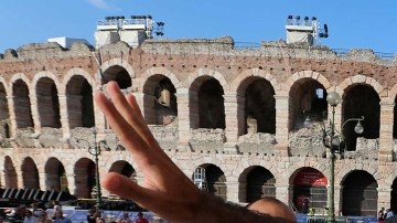 Rafael Márquez asistió a una firma de autográfos con el Coliseo Romano como escenario.