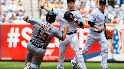 Brendan Ryan de los Yankees completa jugada de doble matanza en la tercera entrada sobre Álex Ávila que intentaba llegar a segunda base, ayer en el juego que ganaron los Bombarderos.