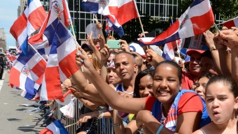 Decenas de dominicanos llegaron a la 6ta avenida el año pasado con banderas y sonrisas para disfrutar del evento más grande de todo el año.