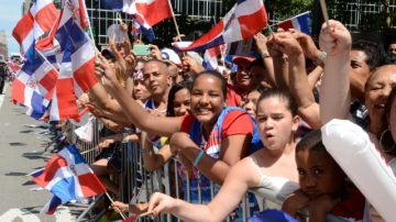 Decenas de dominicanos llegaron a la 6ta avenida el año pasado con banderas y sonrisas para disfrutar del evento más grande de todo el año.