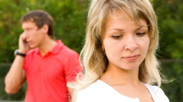 Si tu esposo o compañero mantiene una relación de amistad con su expareja, tienes que aprender a separar las emociones.
