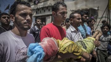 Los familiares del niño de 10 años Ibraheem al-Dawawsa fallecido tras un ataque israelí llevan su cuerpo sin vida durante su funeral en la ciudad de Gaza ayer.