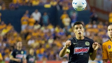 Raúl Jiménez (izq.) podría haber disputado ayer su último juego con el América, ante su posible salida al futbol español.