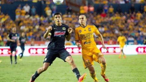 Raúl Jiménez (izq.) podría haber disputado ayer su último juego con el América, ante su posible salida al futbol español.