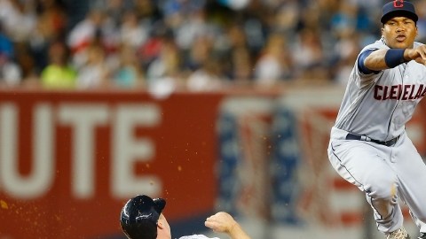 Chase Headley, de los Yankees, se barre en segunda para obstruir la doble matanza que intentaba José Ramírez.