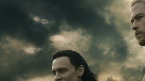 Tom Hiddleston y Chris Hemsworth en una escena de 'Thor: The Dark World'.