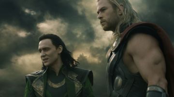 Tom Hiddleston y Chris Hemsworth en una escena de 'Thor: The Dark World'.