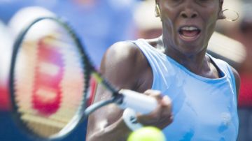Venus Williams le devuelve una bola a la polaca  Agnieszka Radwanska en el torneo de Montreal.